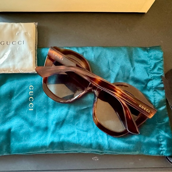 RARE GUCCI Vintage Tortoise
Brown Gradient Cat Eye Ladies Sunglasses - Picture 15 of 16